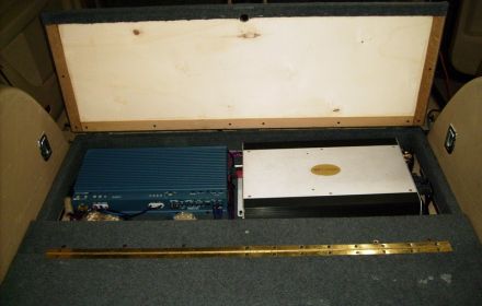 2.Nel doppio fondo del bagagliaio si notano gli amplificatori Celestra VA210 e Soundstream Reference 1002